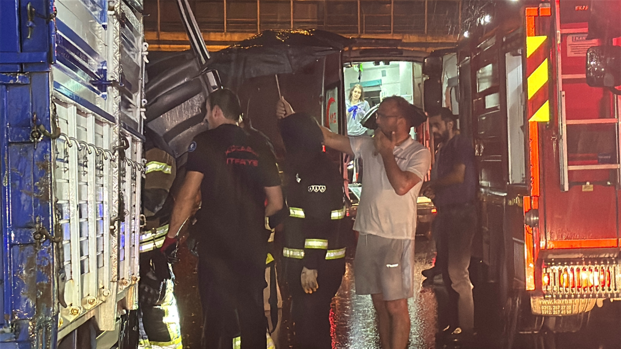 Kazayı görüntülemeye gitti, itfaiye ekiplerine şemsiye tuttu