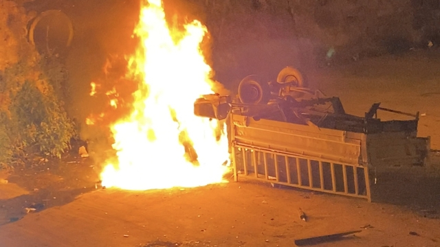 Park halindeyken hareket edip, dereye düşen kamyonet alev aldı