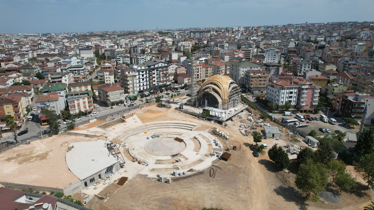 Kent meydanında çalışmalar hız kesmeden sürüyor