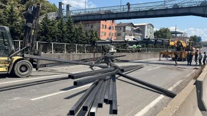 Kocaeli’de TIR’dan demir profiller yola düştü; D-100 kara yolunun İstanbul istikameti trafiğe kapandı