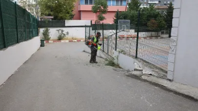 Okul bahçelerinde ot biçme çalışması yapılıyor