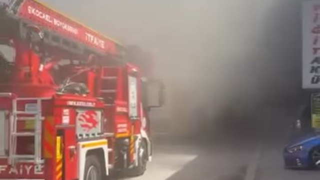 Kocaeli'de oto yedek parça dükkanında yangın