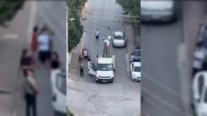 Teldeki beze asılı kalan güvercini, mermer taşıyan aracın üzerine çıkarak kurtardı