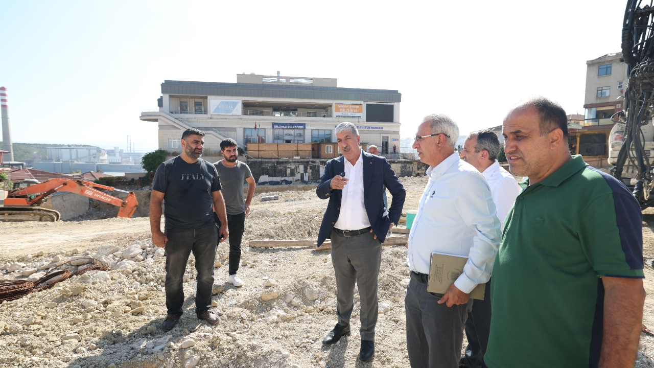 Başkan Ömeroğlu, Kent Meydanı çalışmalarını inceledi