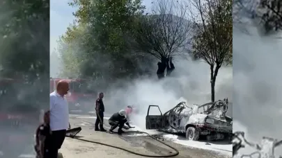 Gebze'de park halindeki 2 otomobil yandı !