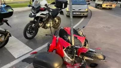 İzmit'te motosiklet, yön levhasına çarptı; 2 yaralı