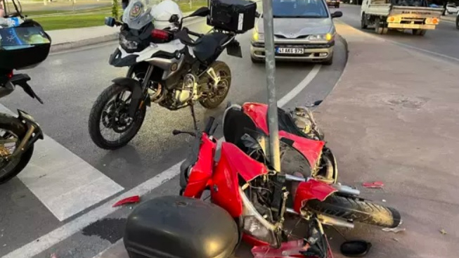 İzmit'te motosiklet, yön levhasına çarptı; 2 yaralı