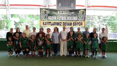 Abiş, minik sporcular ve anneleriyle sahada buluştu