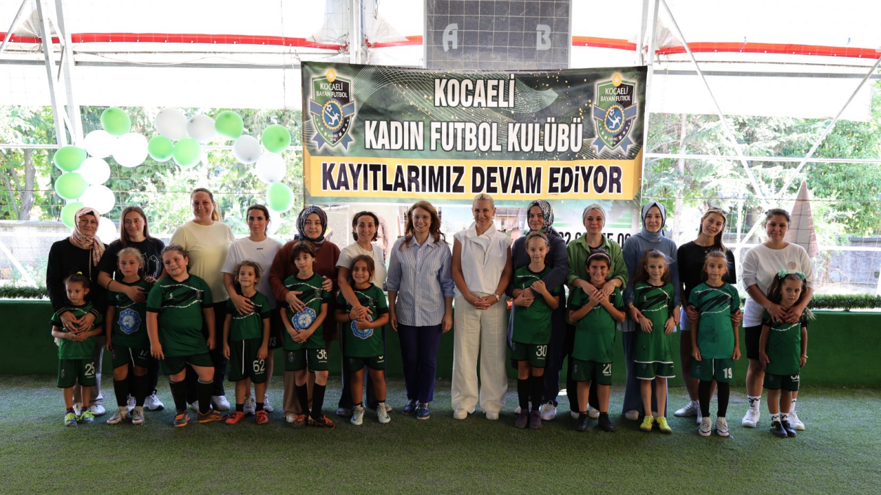 Abiş, minik sporcular ve anneleriyle sahada buluştu