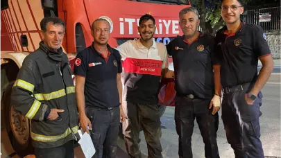Üçüncü kat havalandırma boşluğundan düşen şahıs, kendisini kurtaran itfaiye ekibiyle hatıra fotoğrafı çektirdi