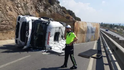 Yağ yüklü TIR devrildi; yol ulaşıma kapandı