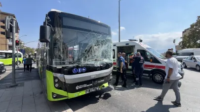 Kavşakta belediye otobüsü ile kamyonet çarpıştı; 1’i çocuk, 5 yaralı