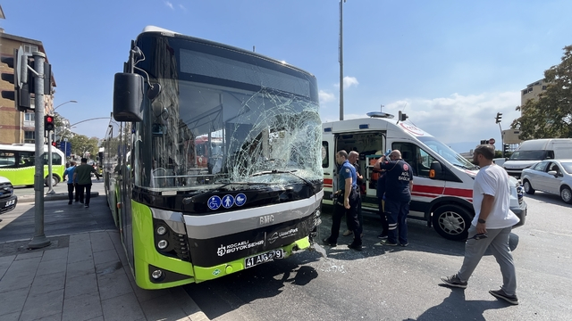Kavşakta belediye otobüsü ile kamyonet çarpıştı; 1’i çocuk, 5 yaralı