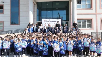 Başkan Ömeroğlu’ndan 1. Sınıf Öğrencilerine Çanta ve Kırtasiye Desteği