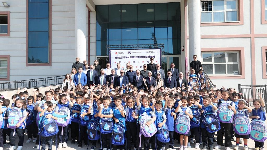 Başkan Ömeroğlu’ndan 1. Sınıf Öğrencilerine Çanta ve Kırtasiye Desteği