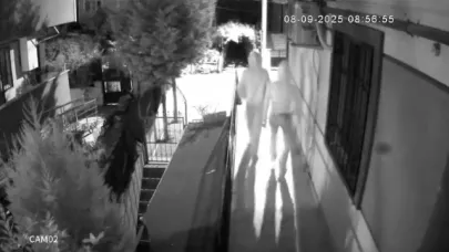 Hırsızlık için girdiği binada kapıları açamayınca terliklerini bırakıp ayakkabı çaldı