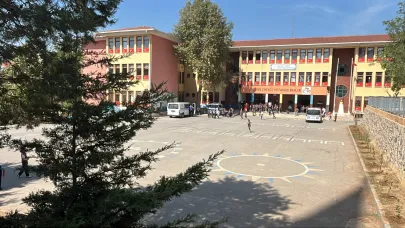 Kantinden ekler pasta yiyen 5 öğrenci zehirlenme şüphesiyle hastaneye kaldırıldı