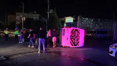 Otomobilin çarptığı servis minibüsü devrildi; 1 Yaralı !