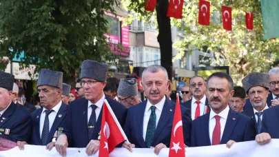 Başkan Büyükakın gazilerle omuz omuza yürüdü