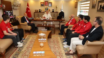 BAŞKAN MUZAFFER BIYIK, TEKNOFEST’TE ÜÇÜNCÜ OLAN DARICALI GENÇLERİ AĞIRLADI