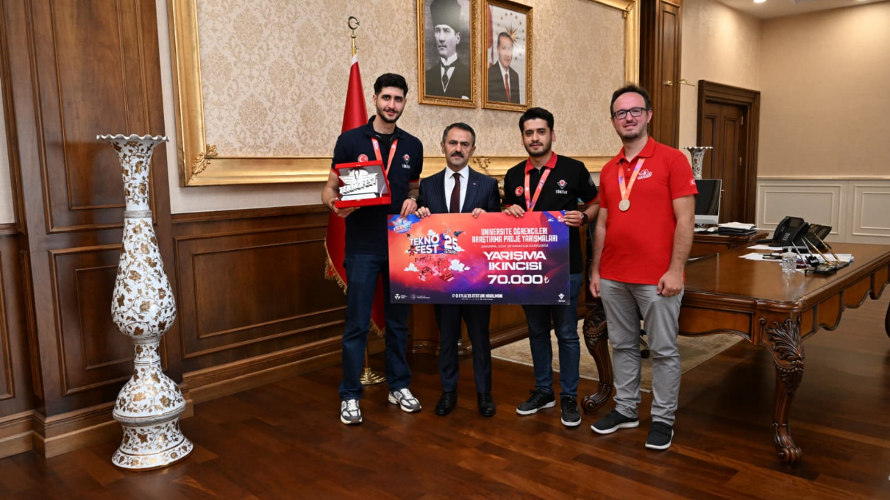 TEKNOFEST İkincisi KILAVUZ KOUMPAS Takımı, Vali İlhami Aktaş&#039;ı Ziyaret Etti