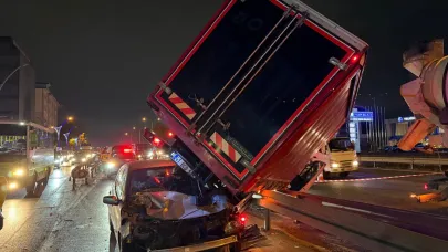 Otomobille çarpışan kamyonet refüjde asılı kaldı: 1’i çocuk, 3 yaralı