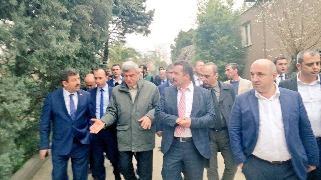Karaosmanoğlu, Darıca Hayvanat Bahçesi’ni dolaştı