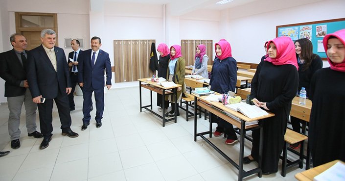 Karaosmanoğlu, Darıca'daki okulları ziyaret etti