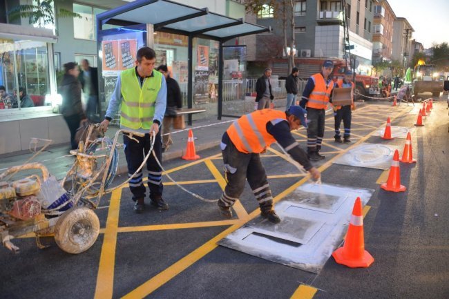 Otobüs duraklarına sarı çizgi yapılmalı!