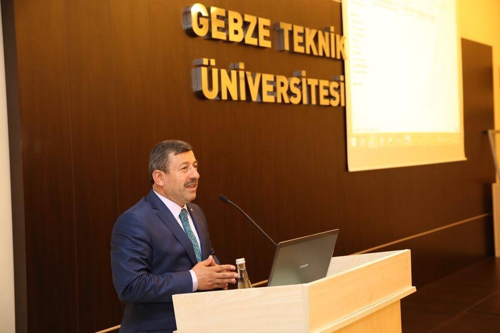 Karabacak üniversite öğrencileriyle buluştu
