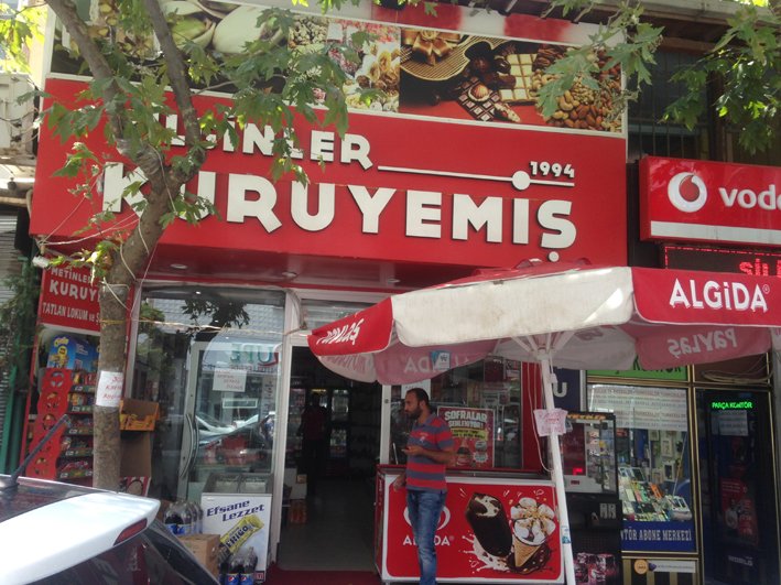 Kuruyemişçi dükkanına  kurşun yağdırdılar.