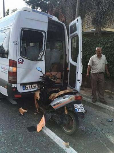 Motosikletli gençler, servis aracına çarptı: 2 yaralı