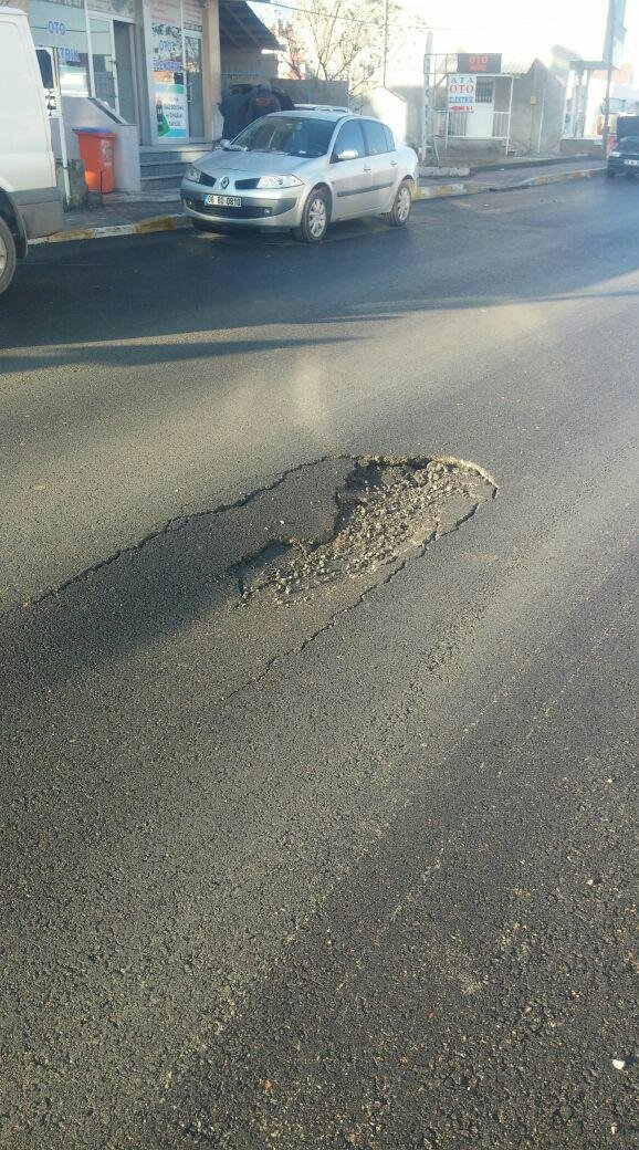 Yeni yapılan asfalt çöktü!