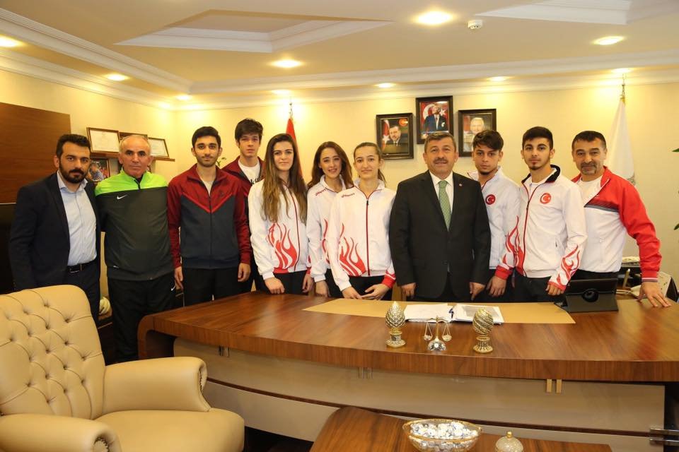 Şamdan ve öğrencileri imzayı attı!