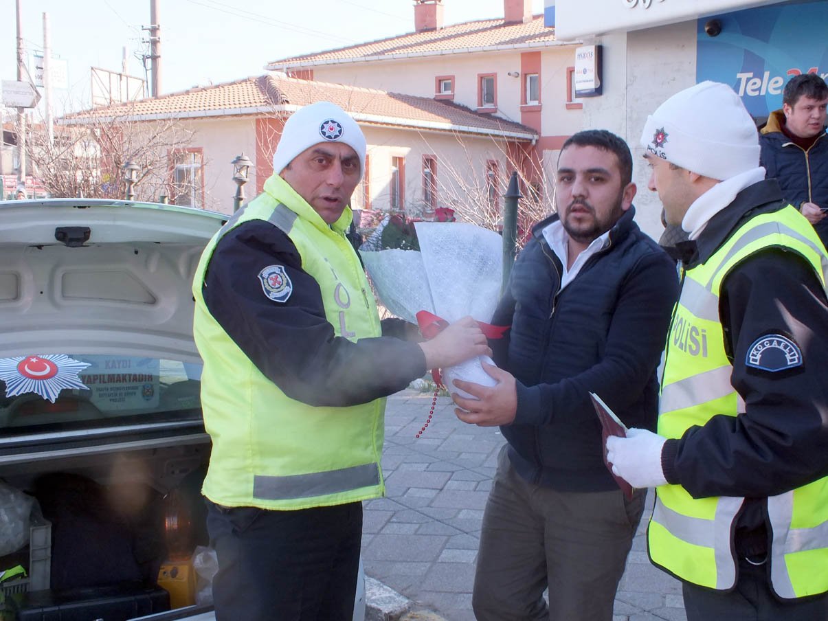 Dikkat; Otobüste 'POLİS' var!