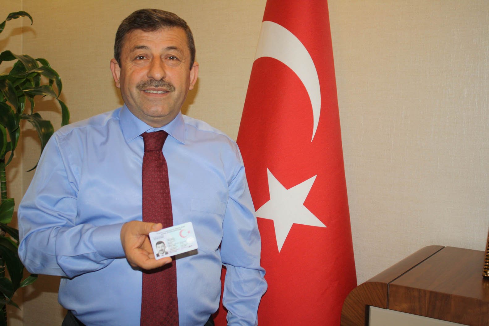 Başkan Karabacak yeni kimlik kartını aldı