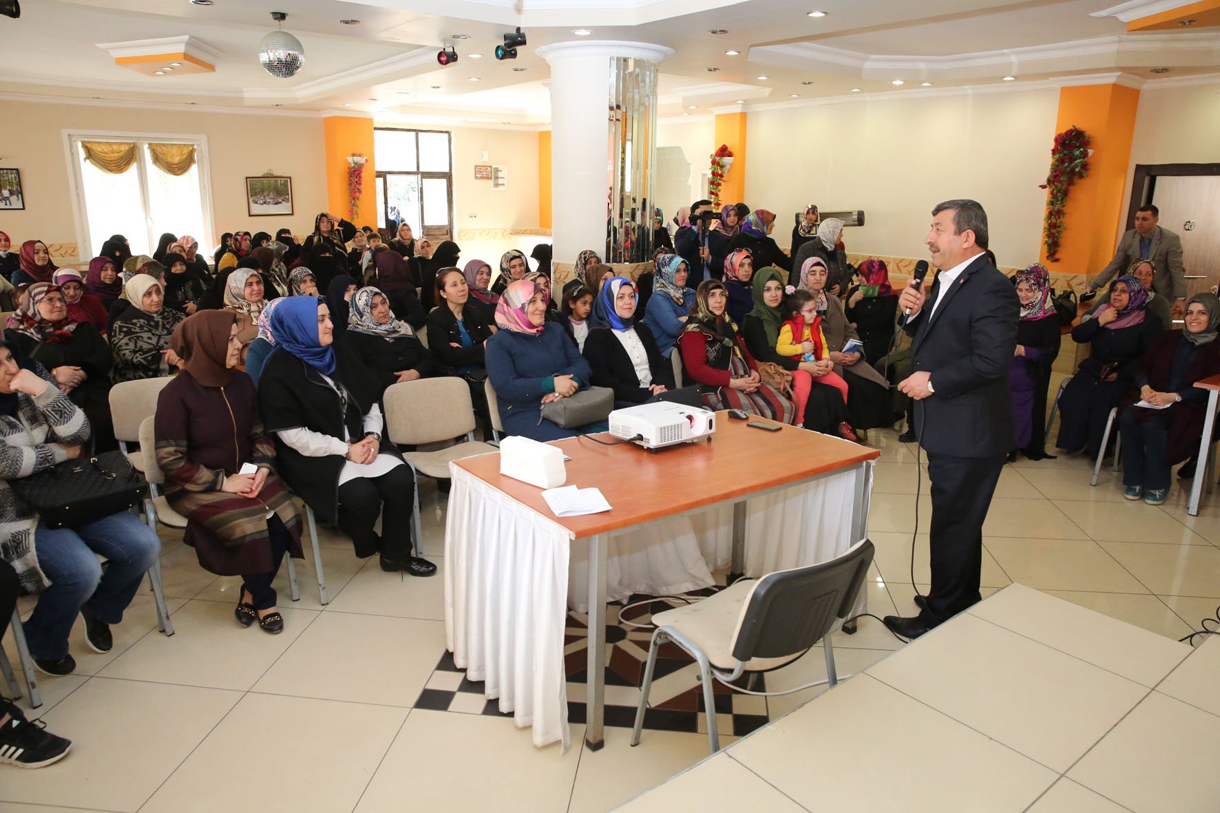 Karabacak yeni anayasayı bayanlara anlattı