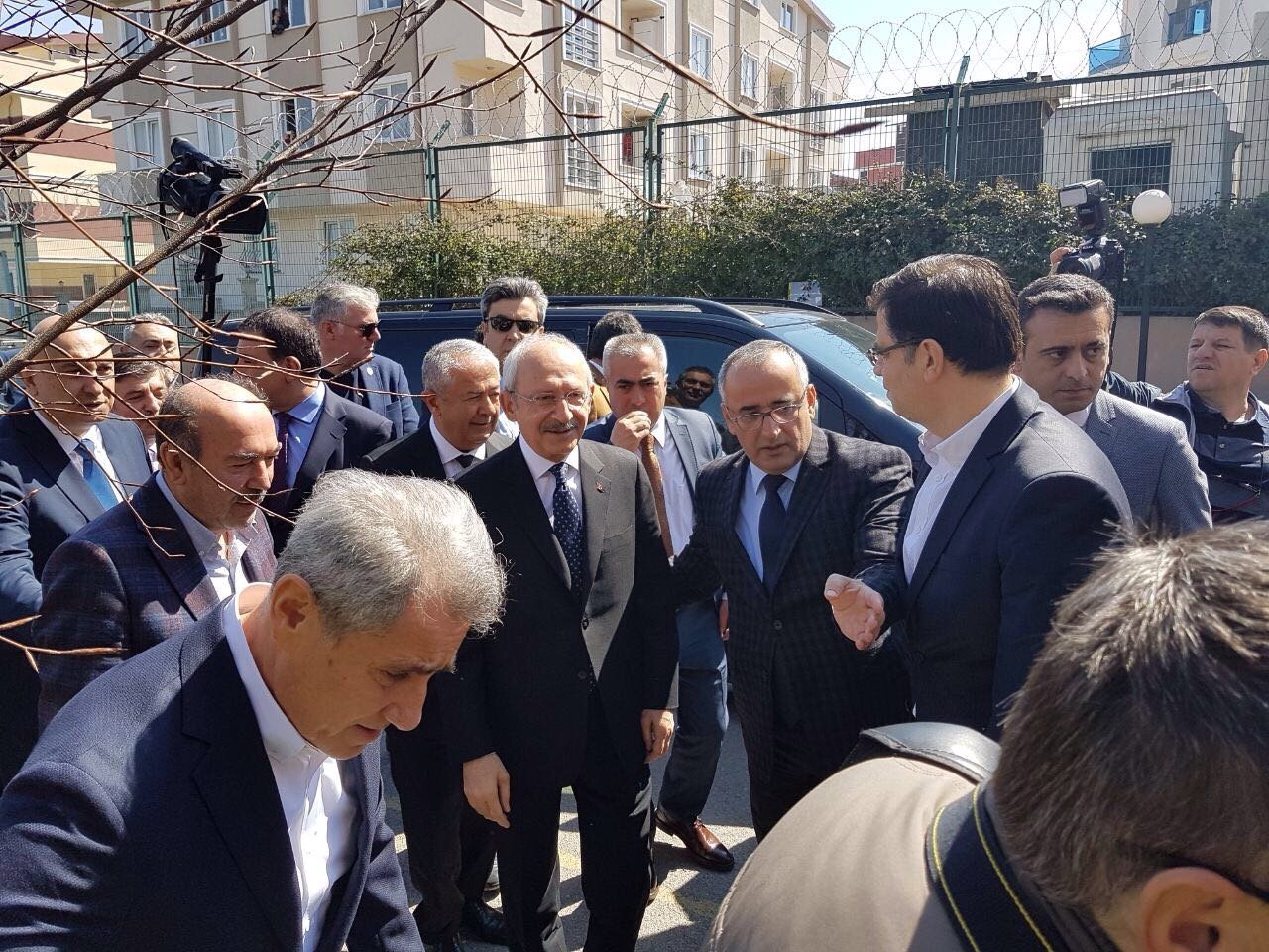 Kılıçdaroğlu, Darıca'da tekstil işçileriyle yemek yedi