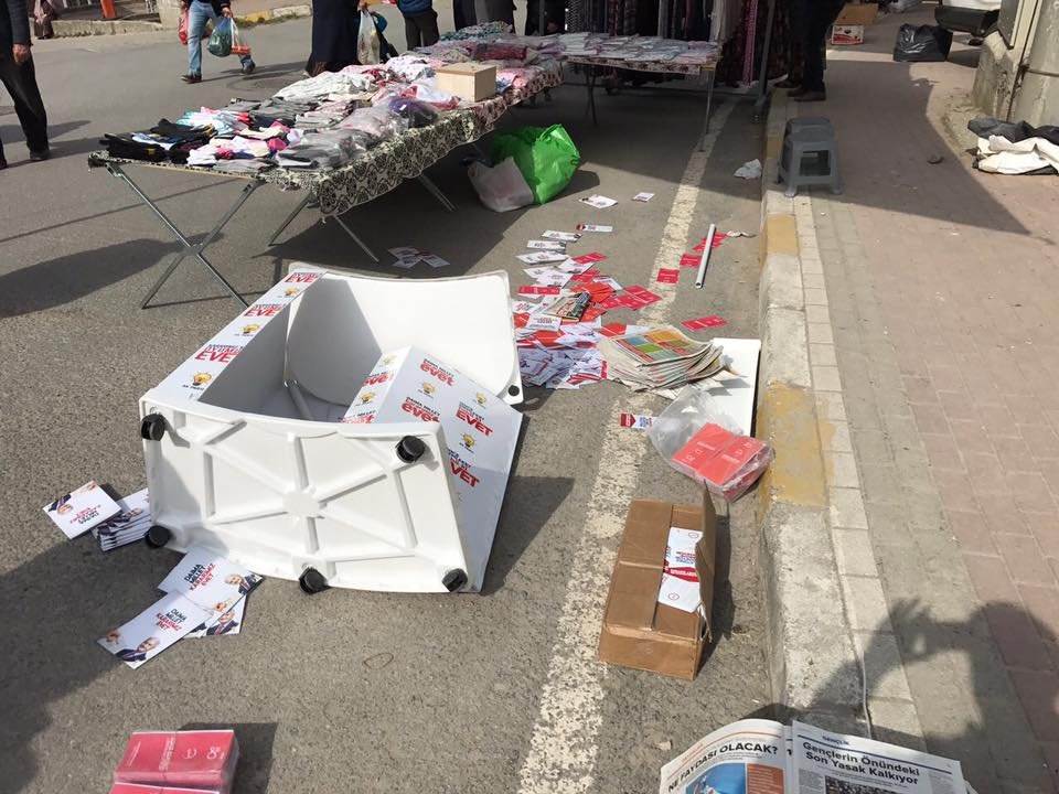 Ak Parti'nin 'evet' standına saldırı yapıldı