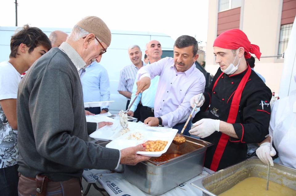 Mahalle iftarlarına ilgi büyük