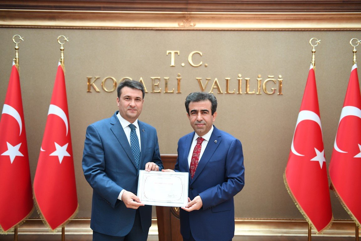 Vali Güzeloğlu'ndan İsmail Oğuz'a başarı belgesi