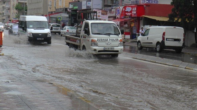 Sağanak yağış Darıca'da etkili oldu