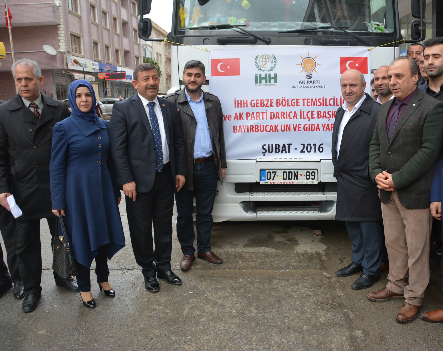 AK Parti'den Bayırbucak'taki Türkmenlere 7 TIR yardım