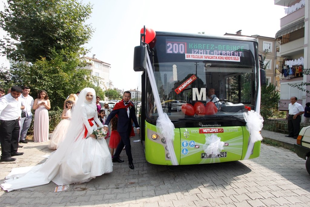 Tanıştıkları otobüs, düğün araçları oldu