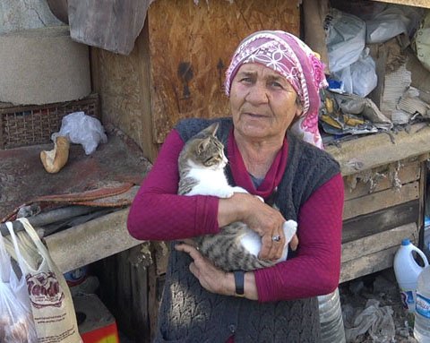 Yaşadığı baraka yanınca ortada kaldı