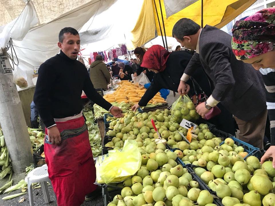 Karabacak, pazarcı esnafını ziyaret edip, alışveriş yaptı