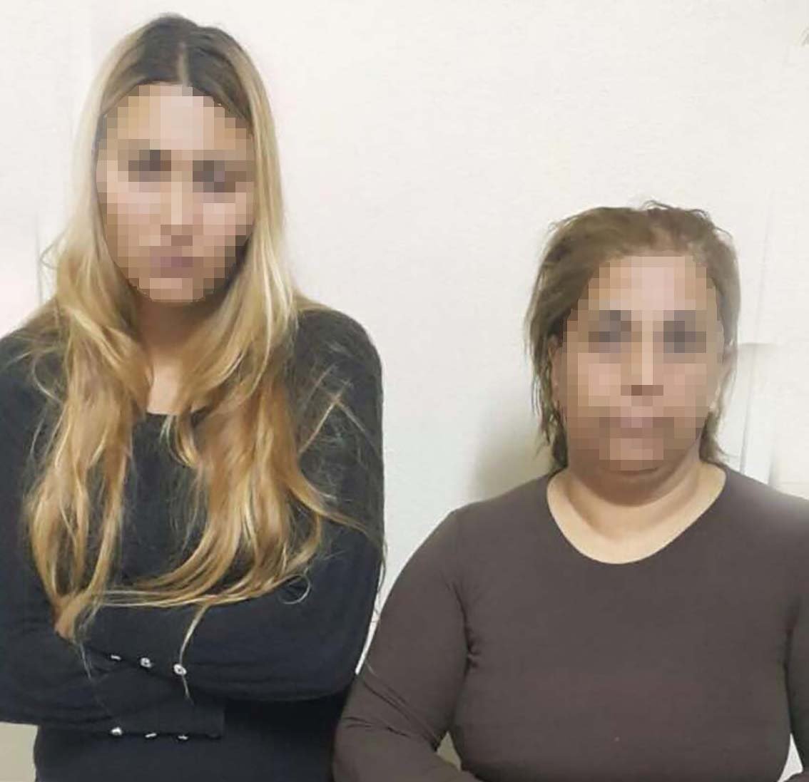 Kelepçeli 2 kadın hırsızlık yaparken yakalandı