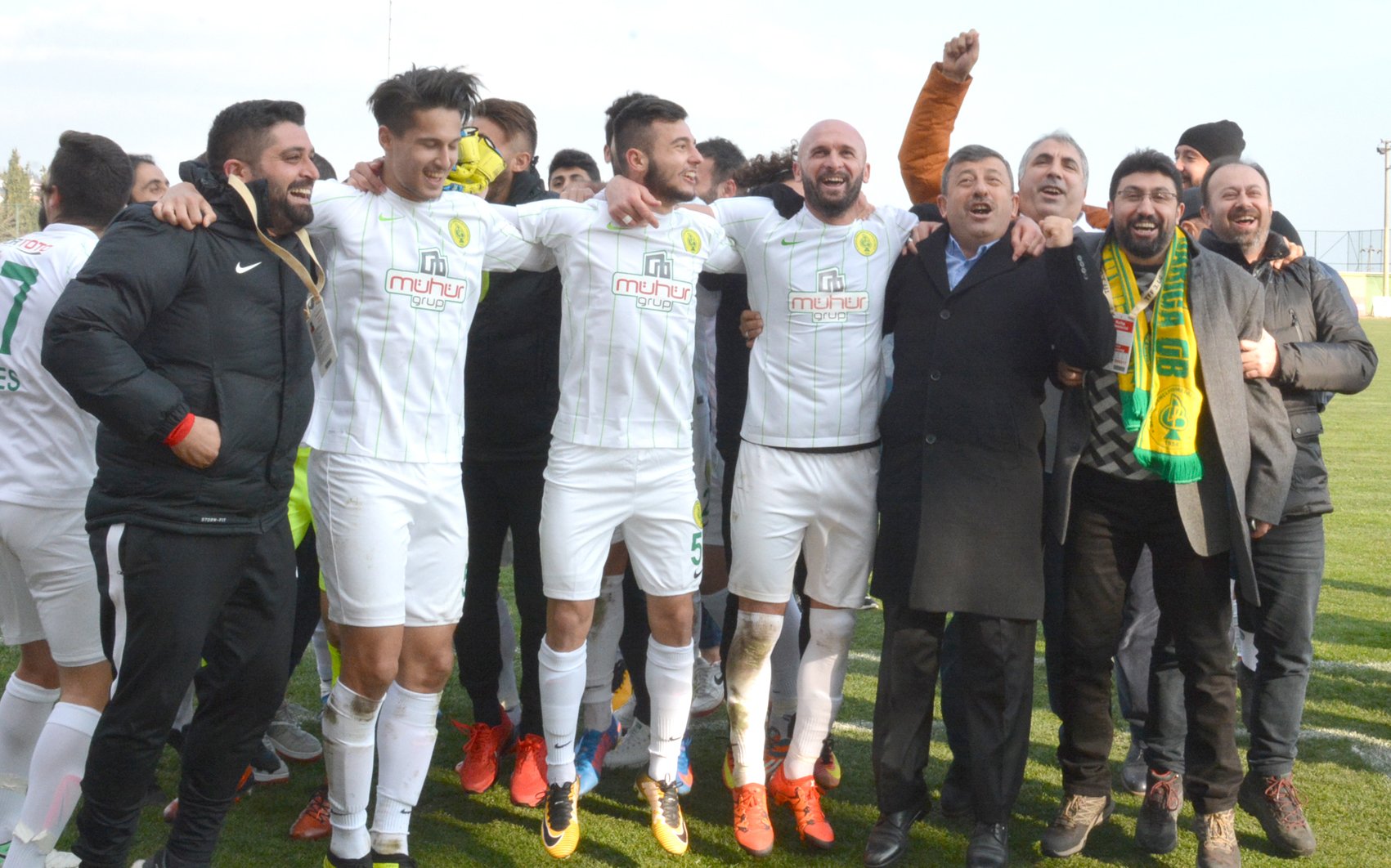 Karabacak'tan futbolculara; Size güveniyorum!