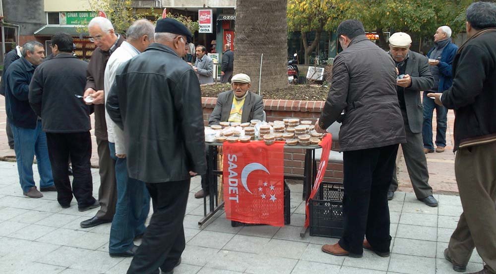 Saadet Partisi aşure dağıttı