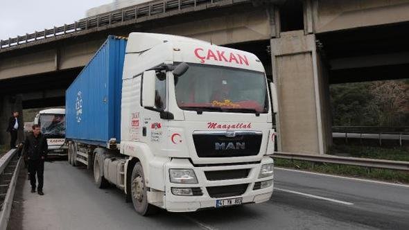 Servis midibüsü TIR'a çarptı: 7 işçi yaralı